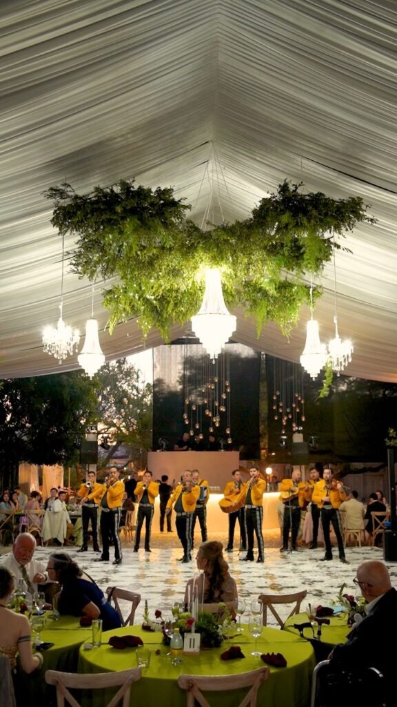 Carpa blanca con follaje colgante y música en vivo