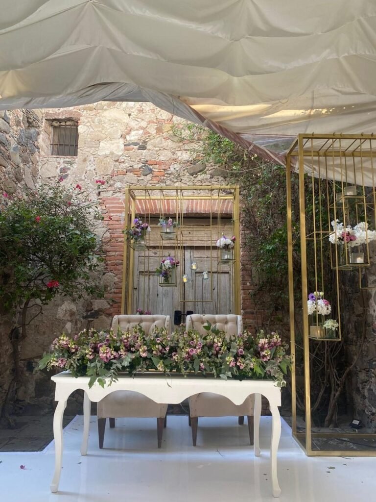 Mesa de novios con flores y detalles dorados