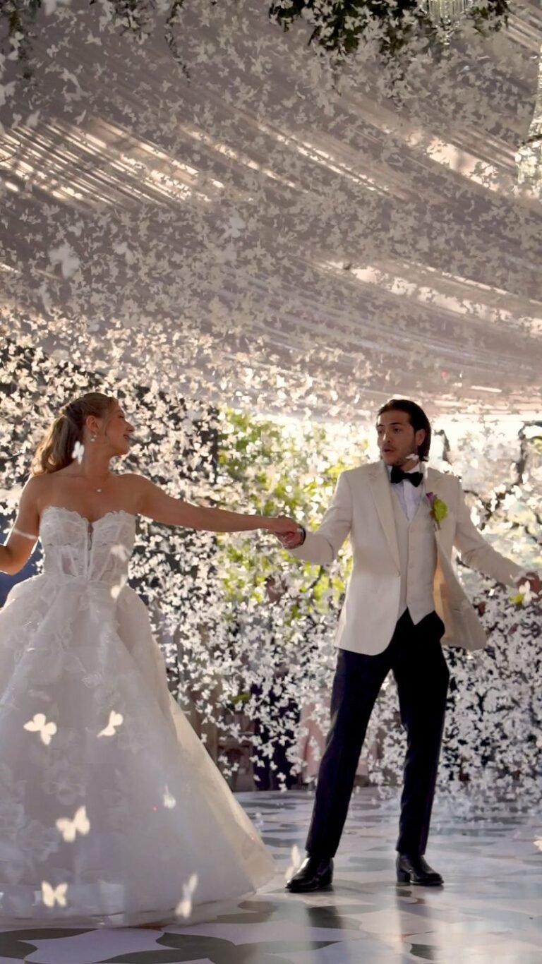 Novios bailando bajo una carpa blanca