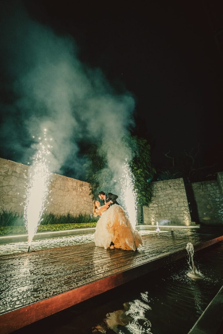 Novios con fuentes de luz durante su celebración nocturna