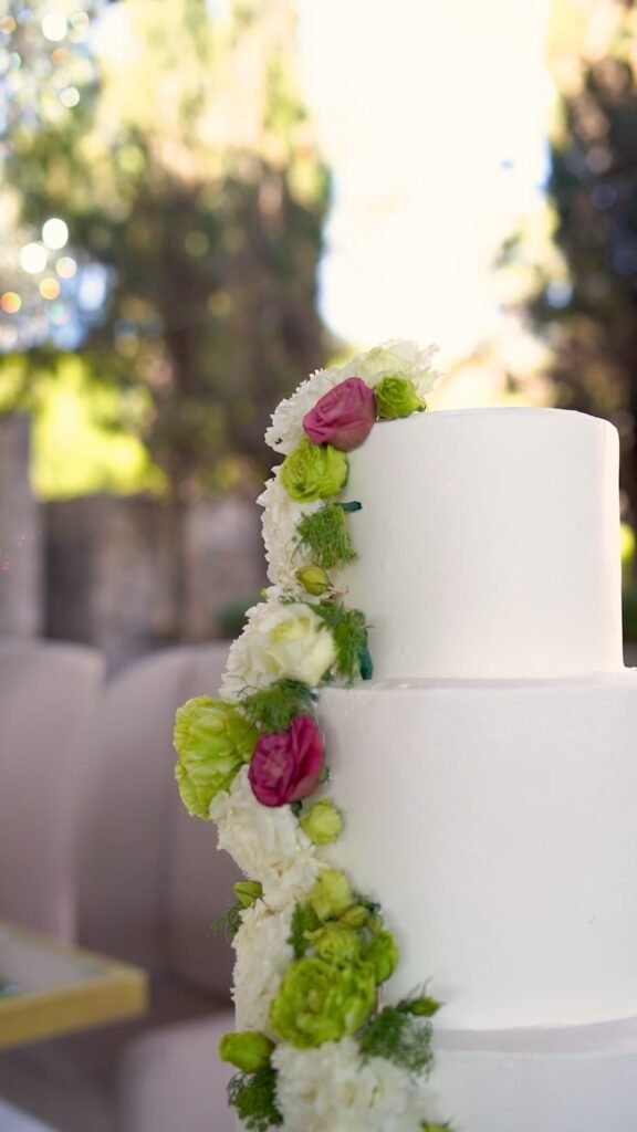 Pastel blanco decorado con flores frescas